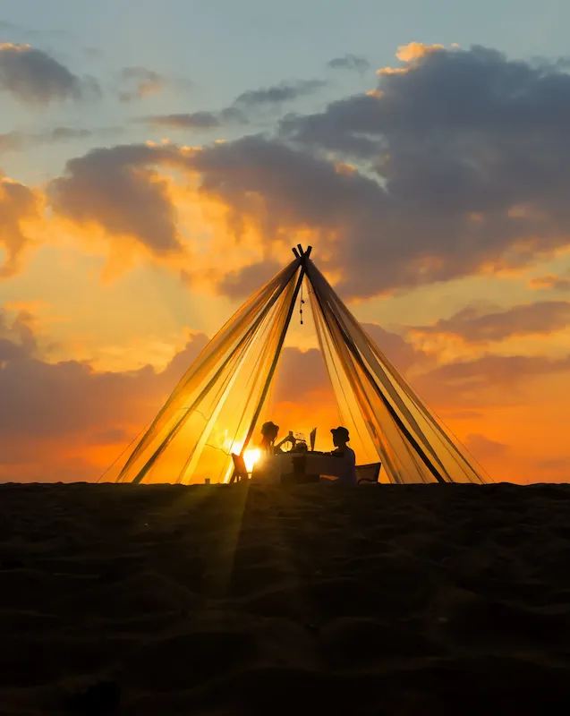 dinner-table-for-two-at-the-beach-2023-11-27-05-15-25-utc-scaled-e1731588181678